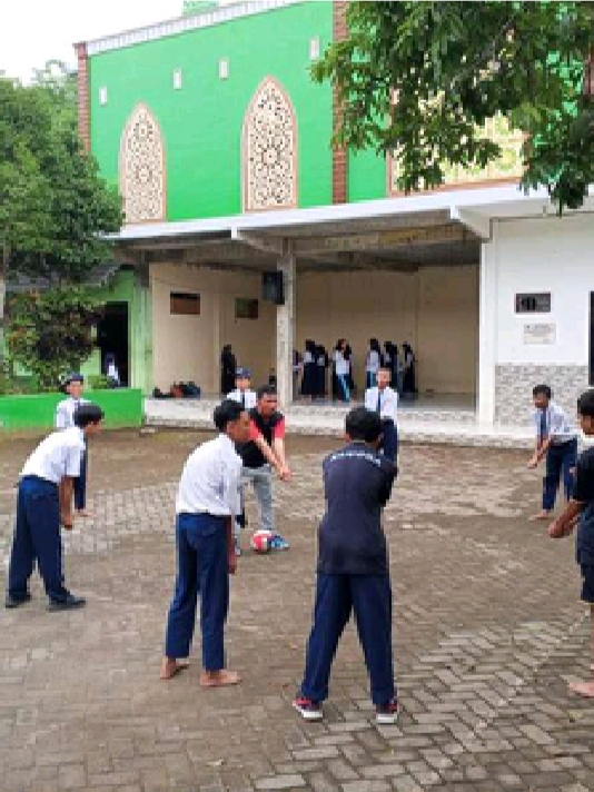 Ekstrakurikuler Voli | SMP Ma'arif Batu